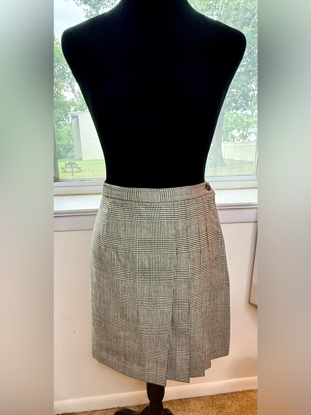 The limited Vintage 90’s 100% wool black and white glen plaid pleated skirt 8